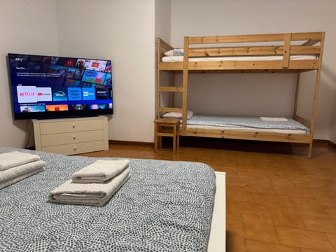 Communal lounge/ TV room, Bed, TV and multimedia, Photo of the whole room, Evening entertainment, Bedroom, bunk bed, towels