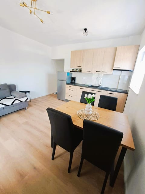 Kitchen or kitchenette, Seating area, dishwasher, stove