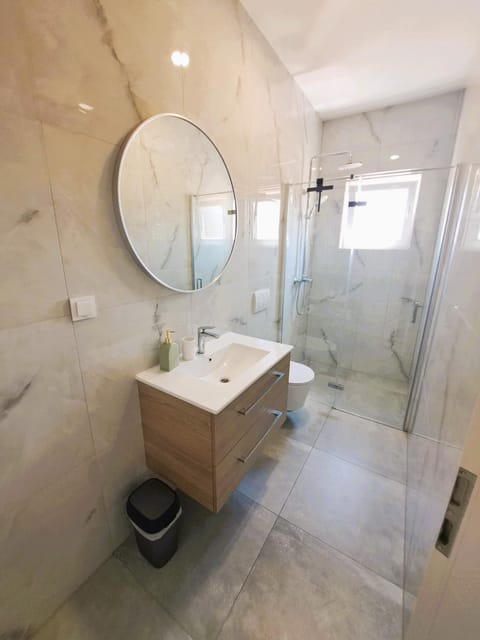 Shower, Toilet, Bathroom, towels