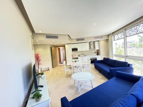 TV and multimedia, Kitchen or kitchenette, Living room, Seating area, Dining area, air conditioner