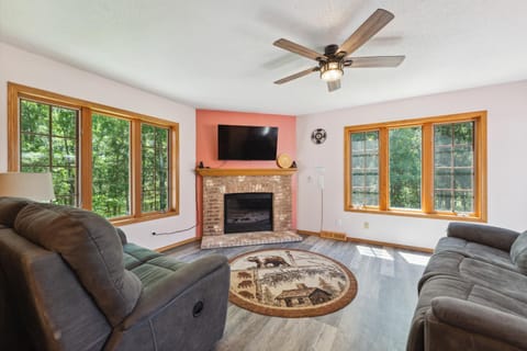 Communal lounge/ TV room, TV and multimedia, Living room, Seating area, Evening entertainment, fireplace