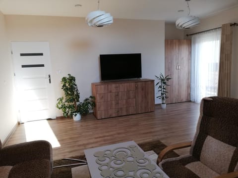 Communal lounge/ TV room, TV and multimedia, Living room, Seating area, Evening entertainment