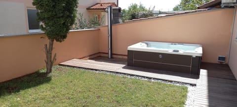 Garden, Hot Tub, Hot Tub