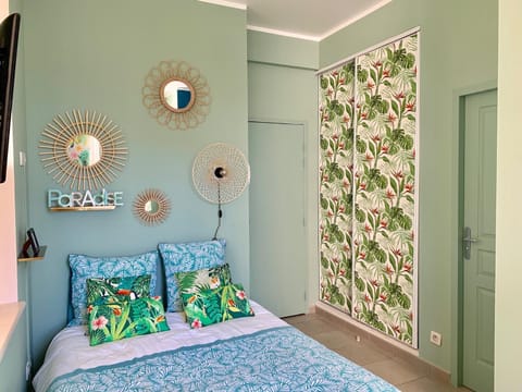 Bed, Photo of the whole room, Decorative detail, Bedroom