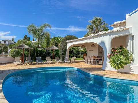 Property building, Patio, Day, Garden, Garden view, Pool view, Swimming pool, Swimming pool, sunbed