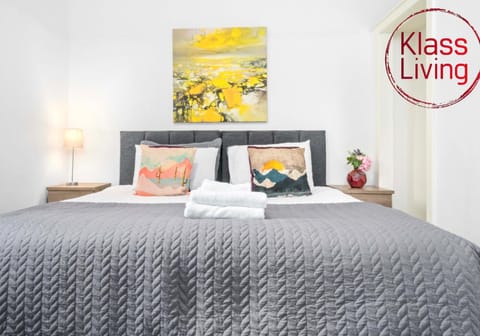 Bed, Decorative detail, Bedroom, Guests, group of guests, cot, Family