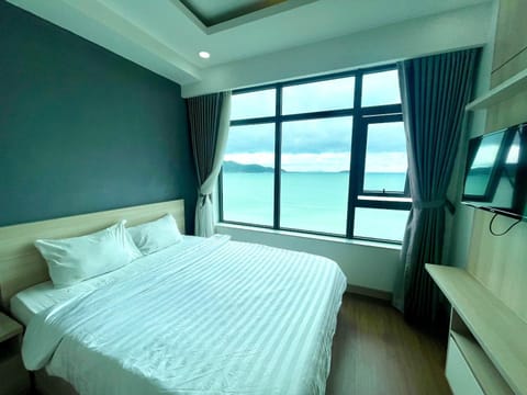 Bed, Natural landscape, TV and multimedia, Photo of the whole room, Bedroom, Lake view, River view, Sea view