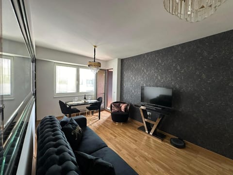 Communal lounge/ TV room, TV and multimedia, Living room, Seating area