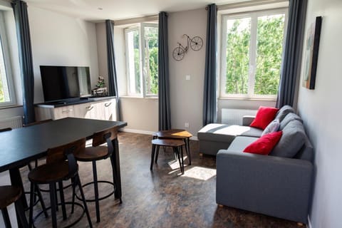 TV and multimedia, Seating area, Dining area