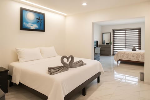 Bed, TV and multimedia, Photo of the whole room, Bedroom, towels
