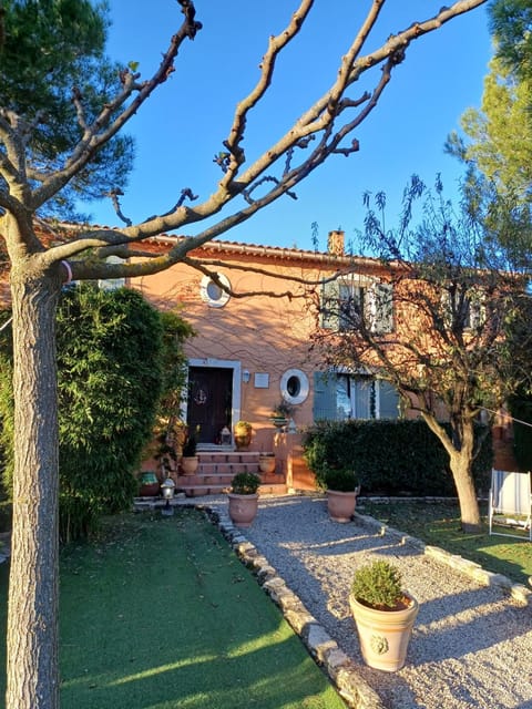 Chambre d hôte Lavande "Au fond du jardin" Bed and Breakfast in Vedène