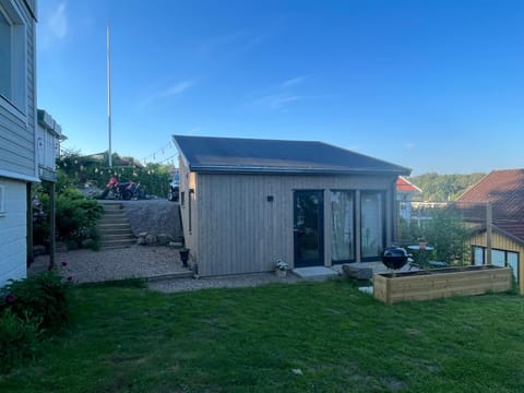 Mysigt attefallshus med närhet till stad och hav Apartment in Gothenburg