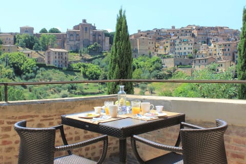 Property building, Balcony/Terrace, Food, City view, Breakfast, Drinks, Alcoholic drinks, Non alcoholic drinks