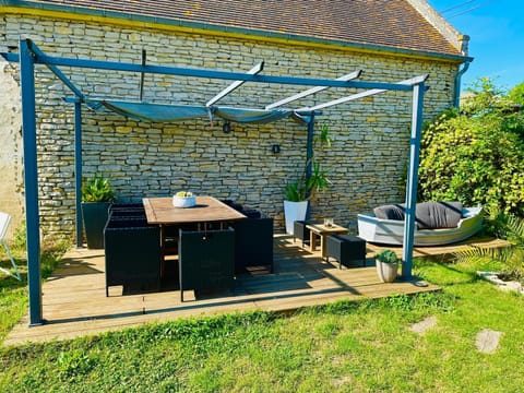 Property building, Patio, Spring, Day, BBQ facilities, Garden, Balcony/Terrace, Dining area, Garden view