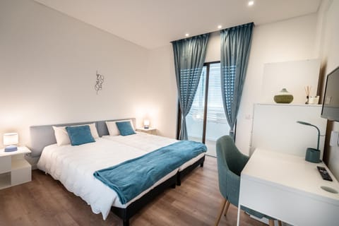 Bed, Photo of the whole room, Seating area, Bedroom, hair dresser