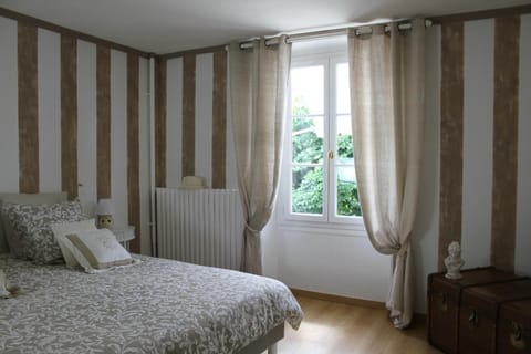 Photo of the whole room, Garden view