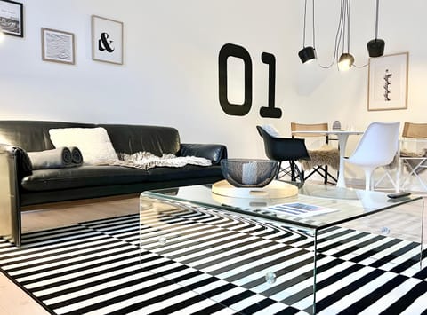 TV and multimedia, Living room, Photo of the whole room, Decorative detail, Dining area, internet