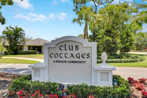 PGA National Getaway Cozy Club Cottage Apartment in Palm Beach Gardens