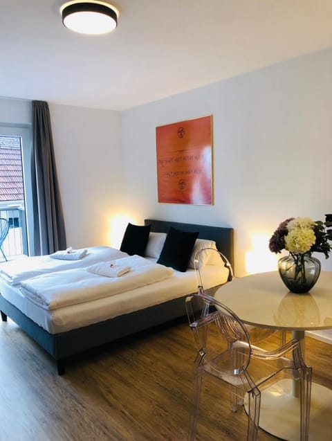 Bed, Balcony/Terrace, Balcony/Terrace, Photo of the whole room, Decorative detail, Decorative detail, Seating area, Bedroom, towels, towels