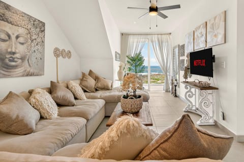 Natural landscape, TV and multimedia, Living room, Seating area, Sea view