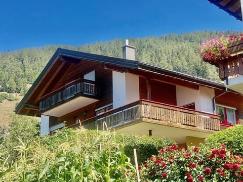 Property building, Garden, View (from property/room), Balcony/Terrace, Garden view, Mountain view