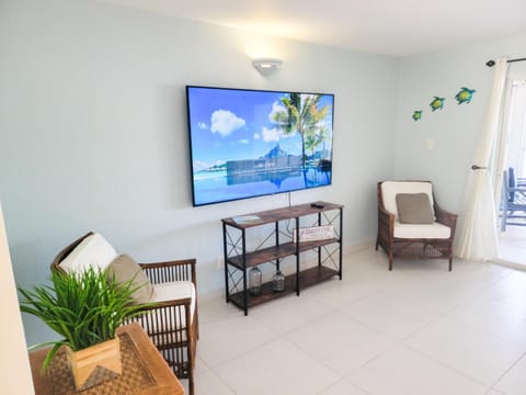 Communal lounge/ TV room, TV and multimedia, Living room, Seating area, Evening entertainment