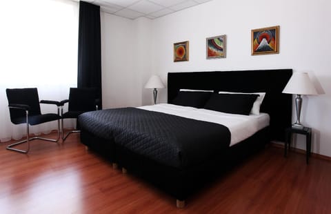 Bed, Photo of the whole room, Decorative detail, Bedroom