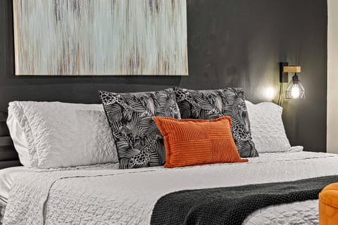 Rustic Retreat~Heated Pool~Hot Tub~3 Kings~Playset~Firepit~14 Bed House in Town N Country