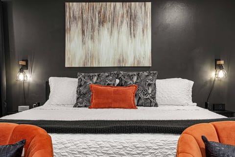 Rustic Retreat~Heated Pool~Hot Tub~3 Kings~Playset~Firepit~14 Bed House in Town N Country