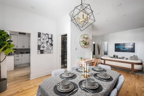 TV and multimedia, Kitchen or kitchenette, Living room, Seating area, Dining area