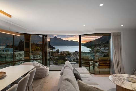 Natural landscape, Balcony/Terrace, Living room, Seating area, Dining area, Lake view, Mountain view