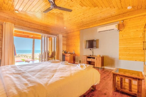 Bed, TV and multimedia, Photo of the whole room, Bedroom, Sea view