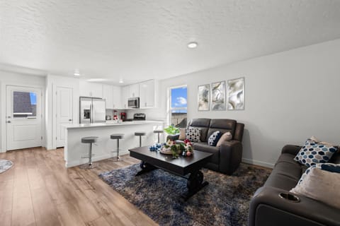 TV and multimedia, Coffee/tea facilities, Kitchen or kitchenette, Living room, Seating area, Dining area, minibar, oven, pet friendly, stove, toaster