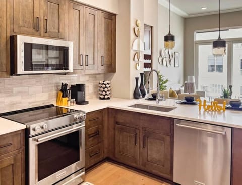 Coffee/tea facilities, dishwasher, minibar, oven, pet friendly, stove, toaster