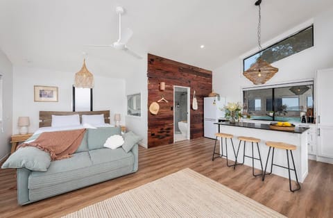 Bed, Kitchen or kitchenette, Living room, Photo of the whole room, Bedroom