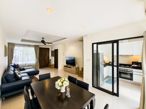 TV and multimedia, Kitchen or kitchenette, Living room, Seating area, Dining area, fireplace