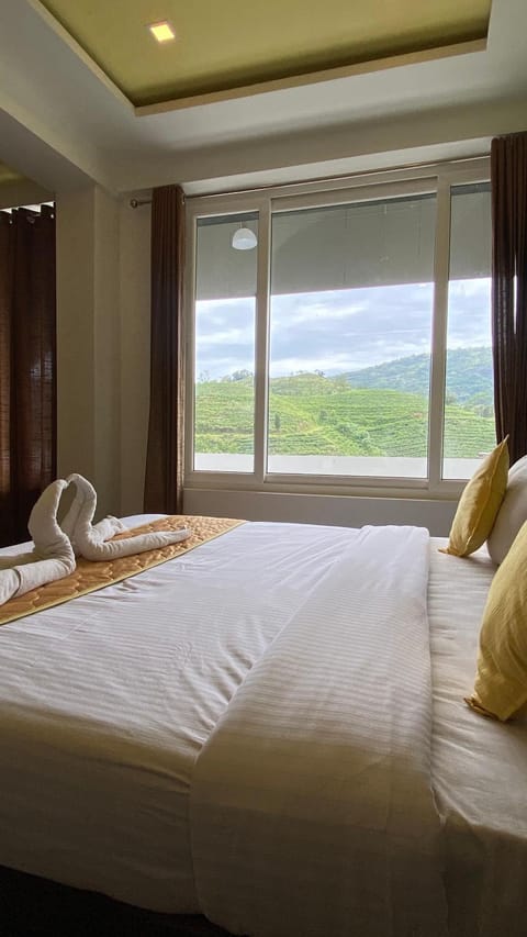 Bed, Bedroom, Mountain view