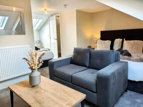 Carvetii - ANNE House Room 4 - Triple bed 2nd floor en-suite Apartment in Carlisle