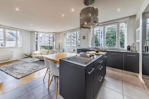 Kitchen or kitchenette, Living room, Seating area, Dining area, stove