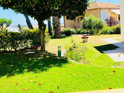 Beautiful house garden-floor with sea view & 10 min walk House in Antibes