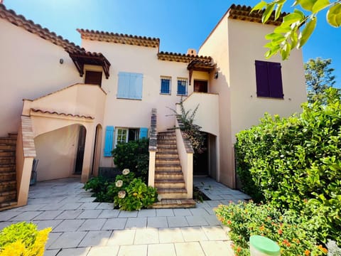 Beautiful house garden-floor with sea view & 10 min walk House in Antibes