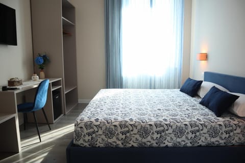 Bed, TV and multimedia, Photo of the whole room, Bedroom