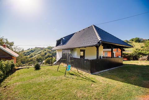 Property building, Day, Garden, Garden, Balcony/Terrace