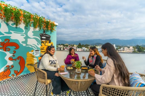 Restaurant/places to eat, Day, People, Natural landscape, Coffee/tea facilities, Food and drinks, Dining area, Food, Lake view, Mountain view, Drinks, group of guests