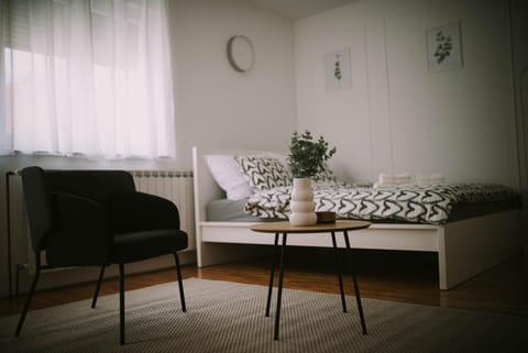 Bed, Living room, Photo of the whole room, Seating area, Dining area, Bedroom