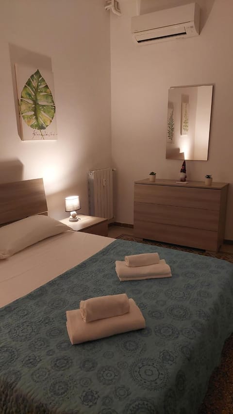 Bed, Photo of the whole room, Bedroom, towels, air conditioner