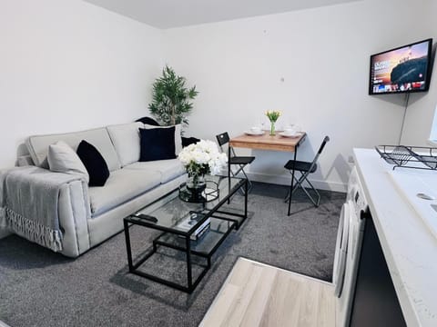 2 Bed apartment Sleeps 3 -Smart Tv -Private garden Apartment in Huddersfield