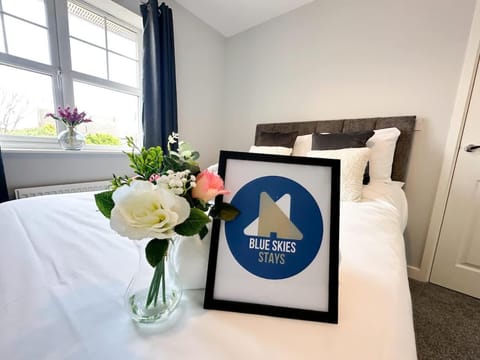 Letchworth House by Blue Skies Stays House in England