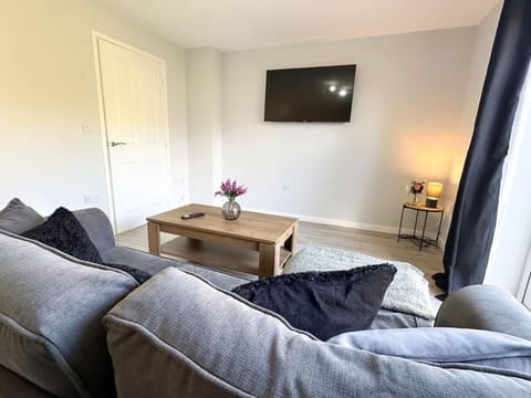 Letchworth House by Blue Skies Stays House in England