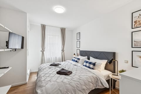 Bed, TV and multimedia, Photo of the whole room, Decorative detail, Bedroom, flat iron